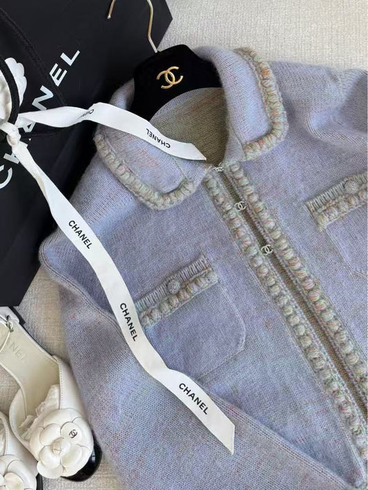 Puppenkragen, schwerer handgehäkelter Kragen, hellblauer, lilafarbener Cardigan.