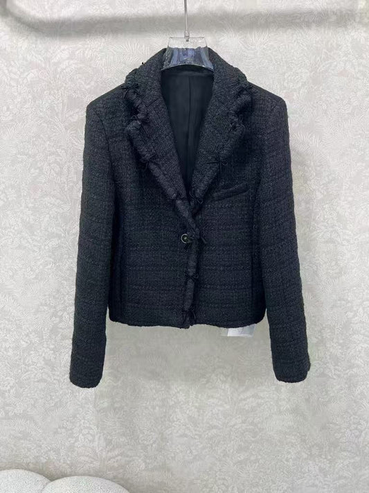 Neue Herbst/Winterkollektion: Französisch inspirierte, kurz geschnittene Tweedjacke mit Blumenmuster am Revers und Schleife.