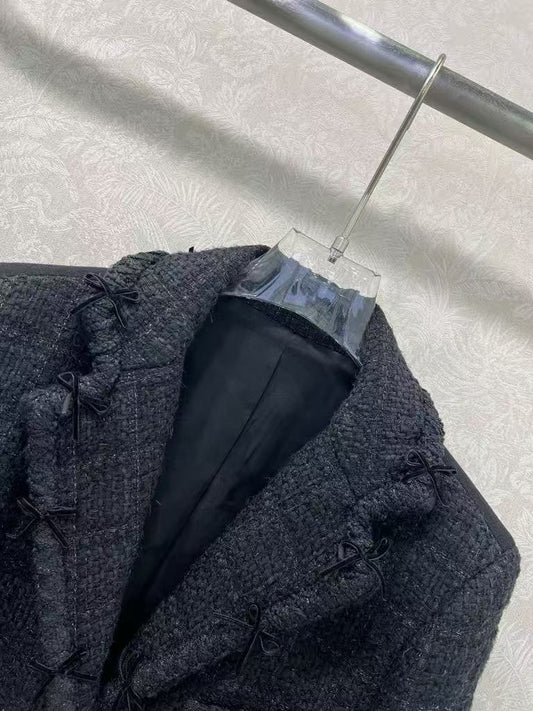 Neue Herbst/Winterkollektion: Französisch inspirierte, kurz geschnittene Tweedjacke mit Blumenmuster am Revers und Schleife.