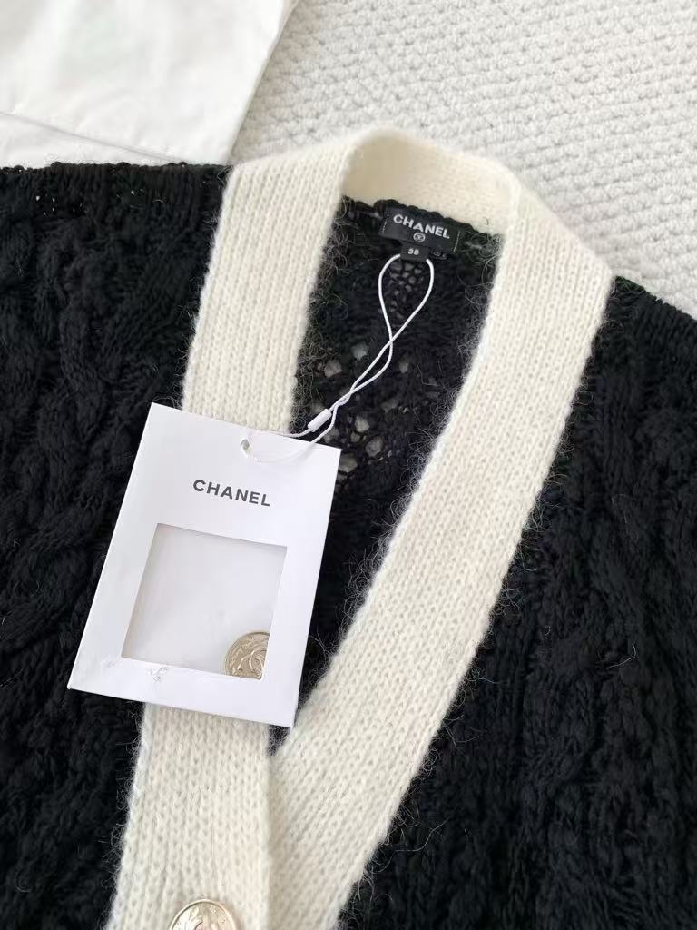 Black and white contrast double pocket V-neck cardigan