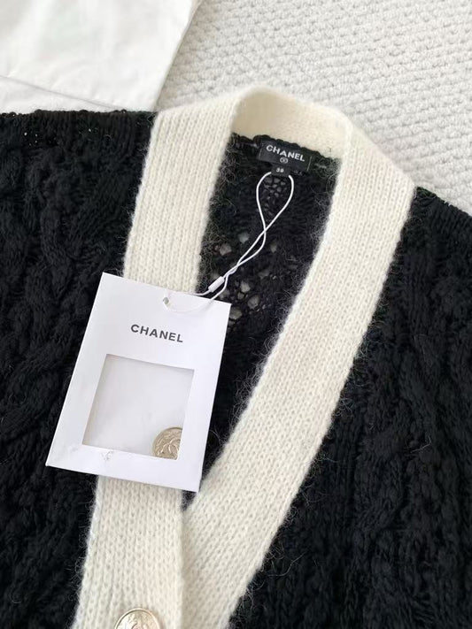 Schwarz-weiße Kontrast-Doppeltaschen-Strickjacke mit V-Ausschnitt