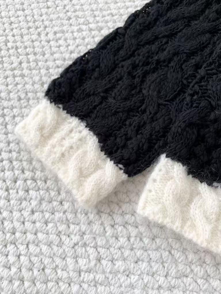 Black and white contrast double pocket V-neck cardigan