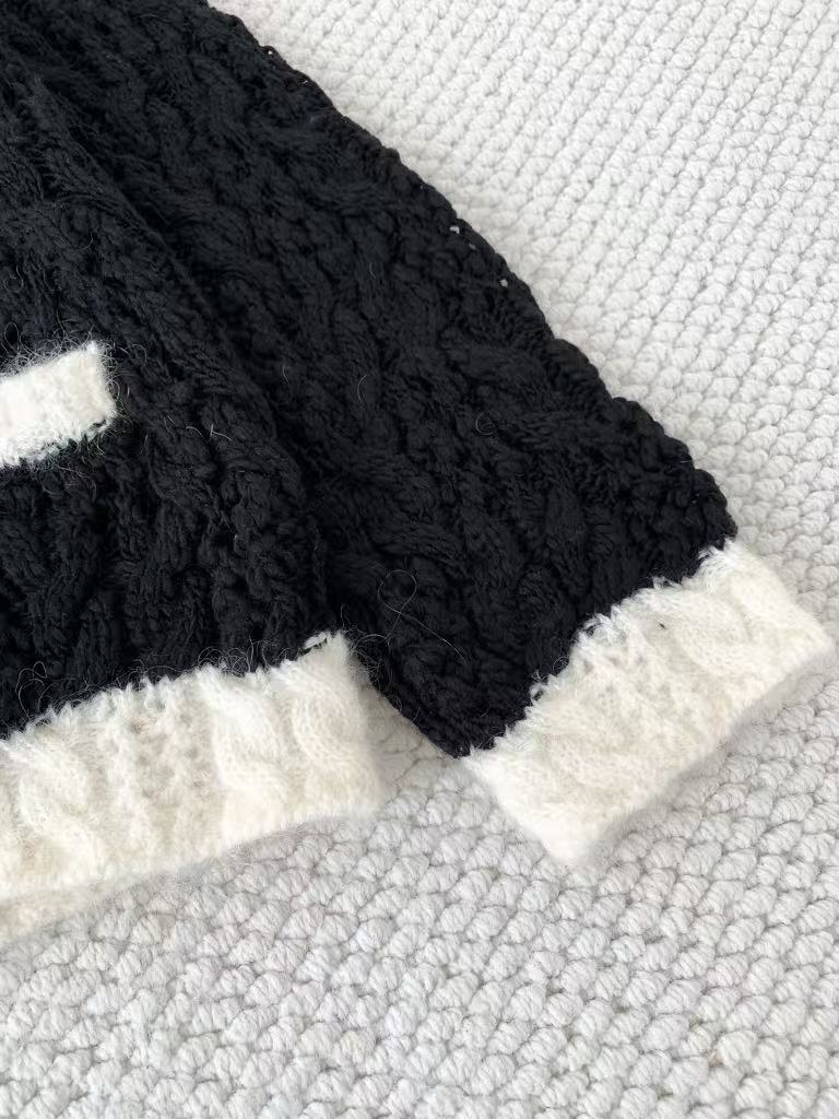 Black and white contrast double pocket V-neck cardigan