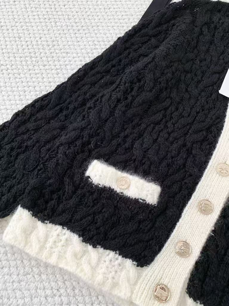 Black and white contrast double pocket V-neck cardigan