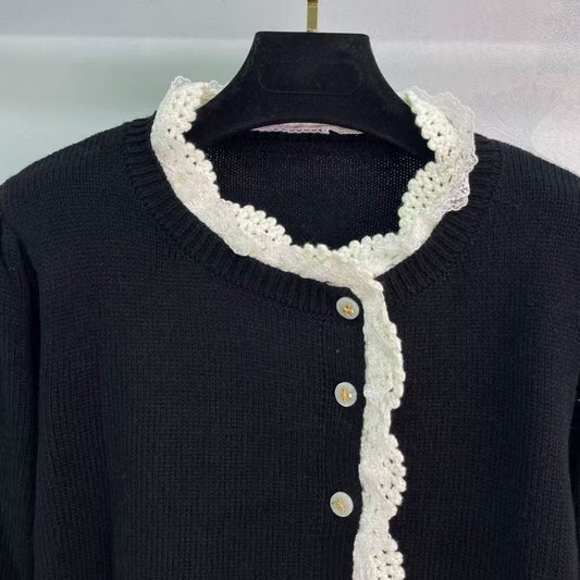 Neue, frühlingshafte Strickjacke mit Spitzenbesatz für den Frühherbst