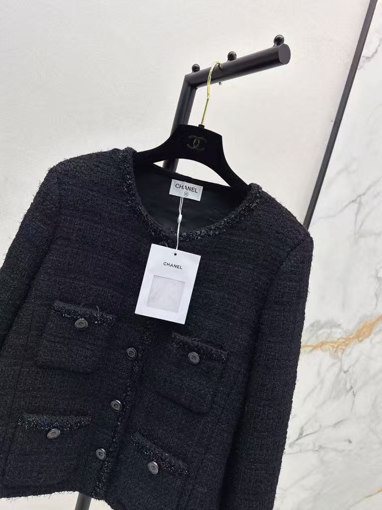 The latest fall/winter style, a versatile black woven jacket.