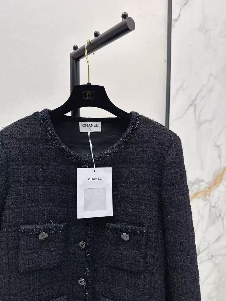 The latest fall/winter style, a versatile black woven jacket.