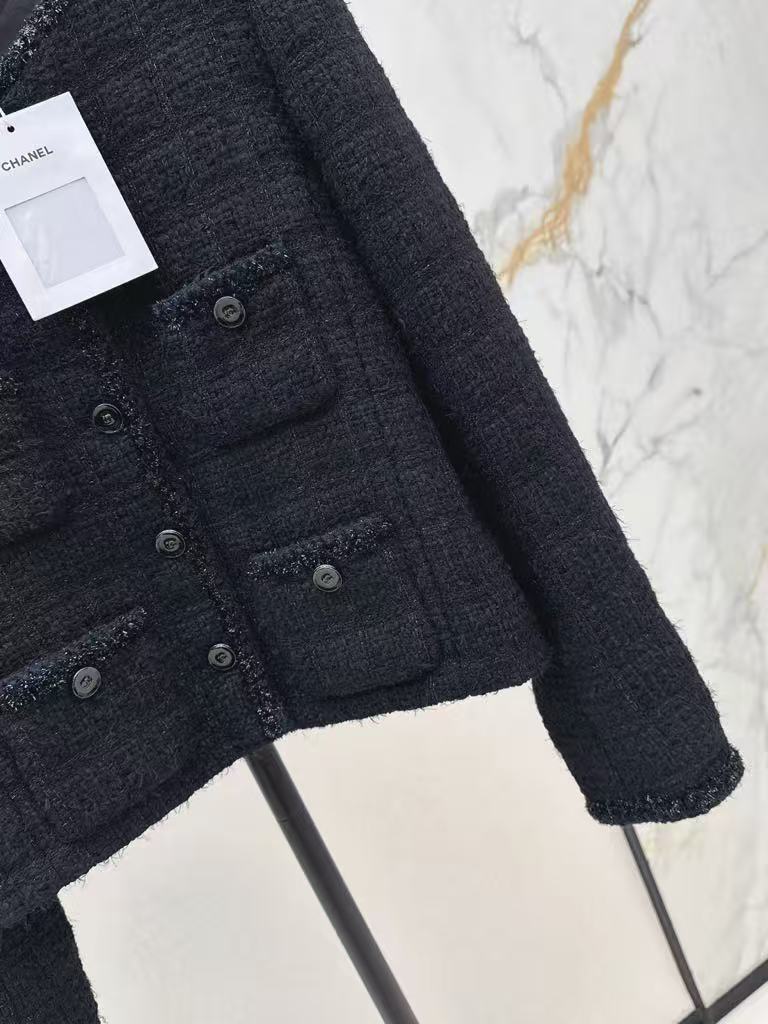 The latest fall/winter style, a versatile black woven jacket.