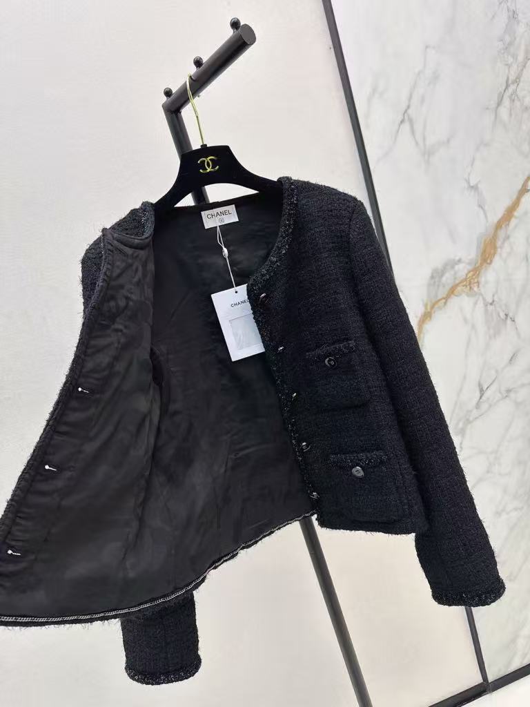 The latest fall/winter style, a versatile black woven jacket.