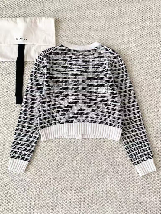 Schwarz-weiße Strickjacke
