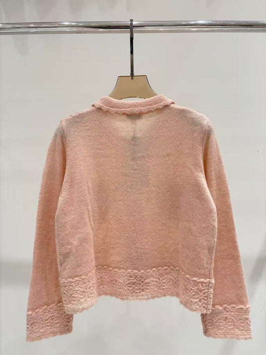 Handgestrickte, gehäkelte, durchbrochene Buchstabenlogo-Strickjacke im schlichten Chanel-Stil mit Revers und Diamantenbesatz.
