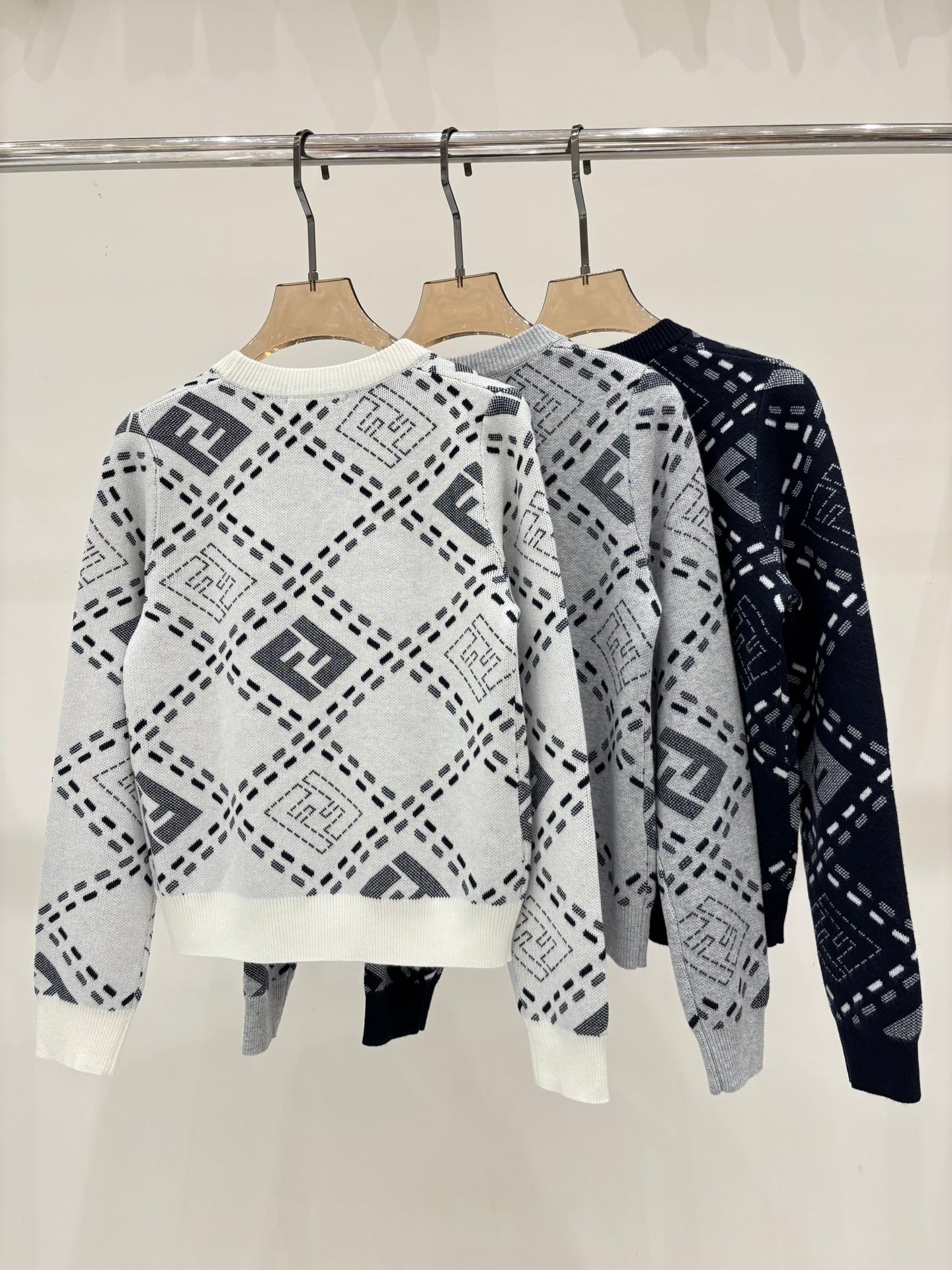 New V-neck casual cardigan with letter diamond pattern