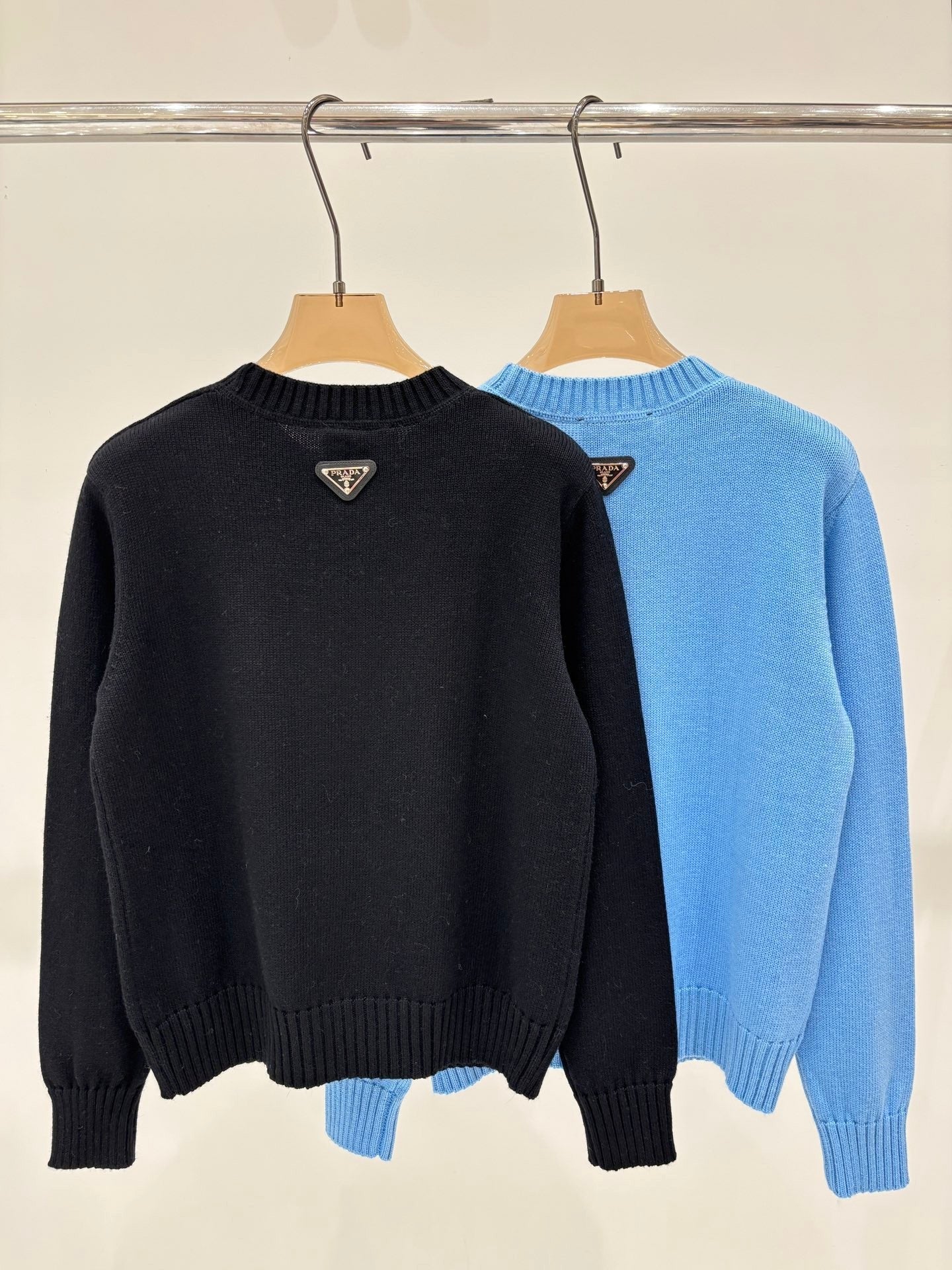 This early autumn new round neck knitted long-sleeved top is very versatile.