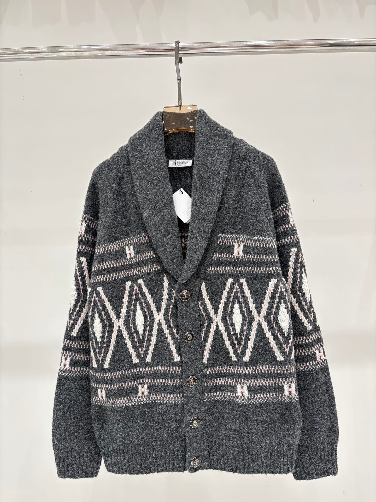 New V-neck knitted cardigan