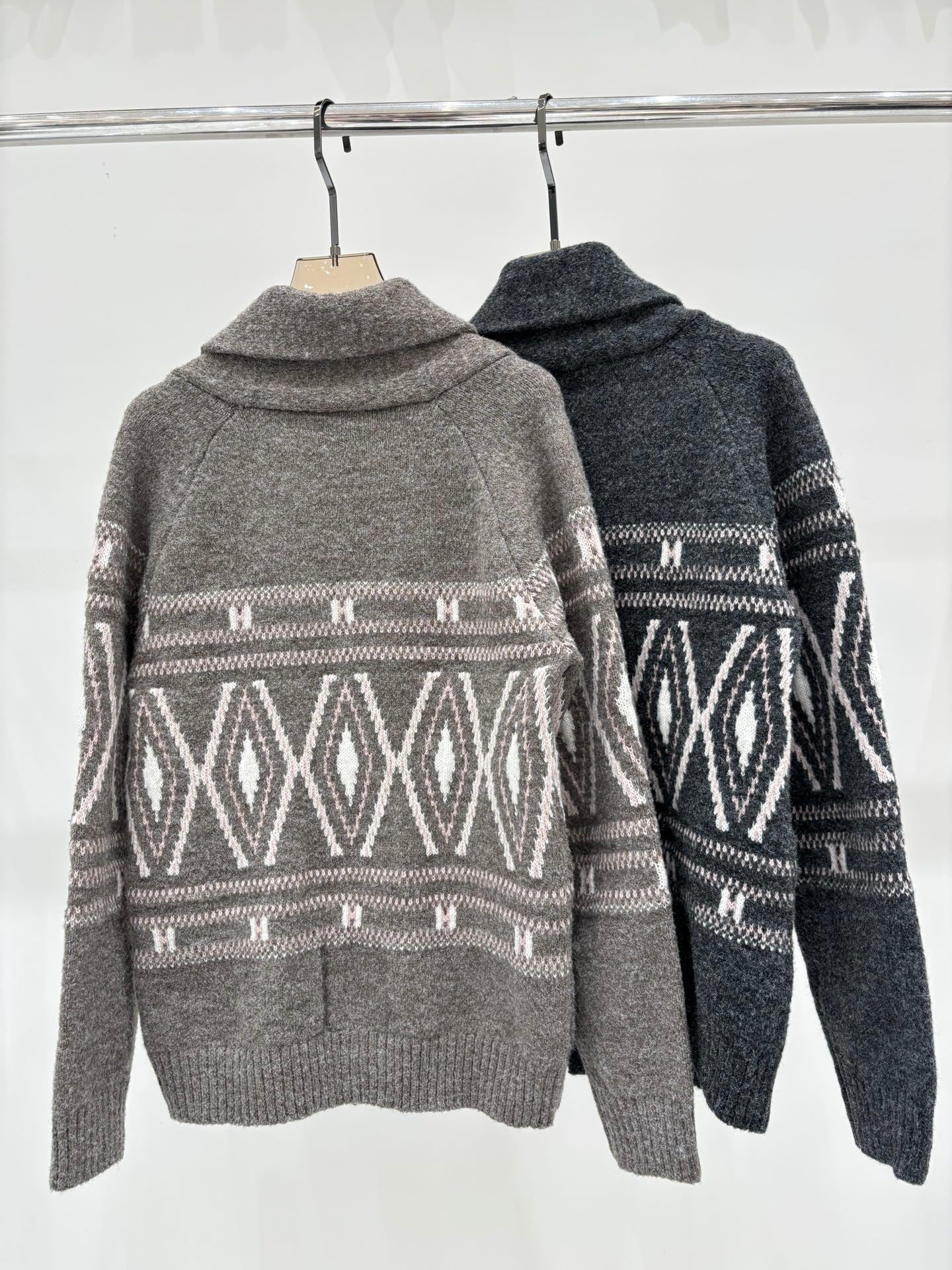 New V-neck knitted cardigan