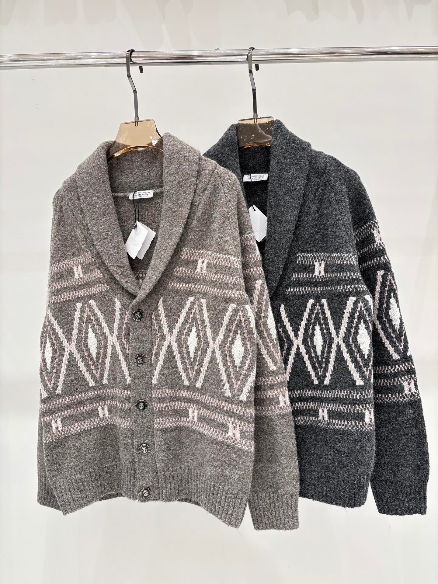 New V-neck knitted cardigan