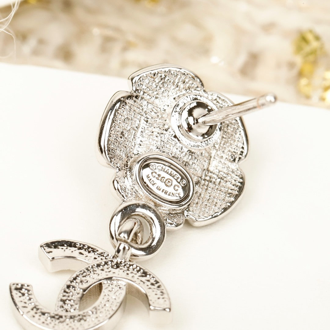 25FW Latest Stud Earrings, Elegant and Sophisticated