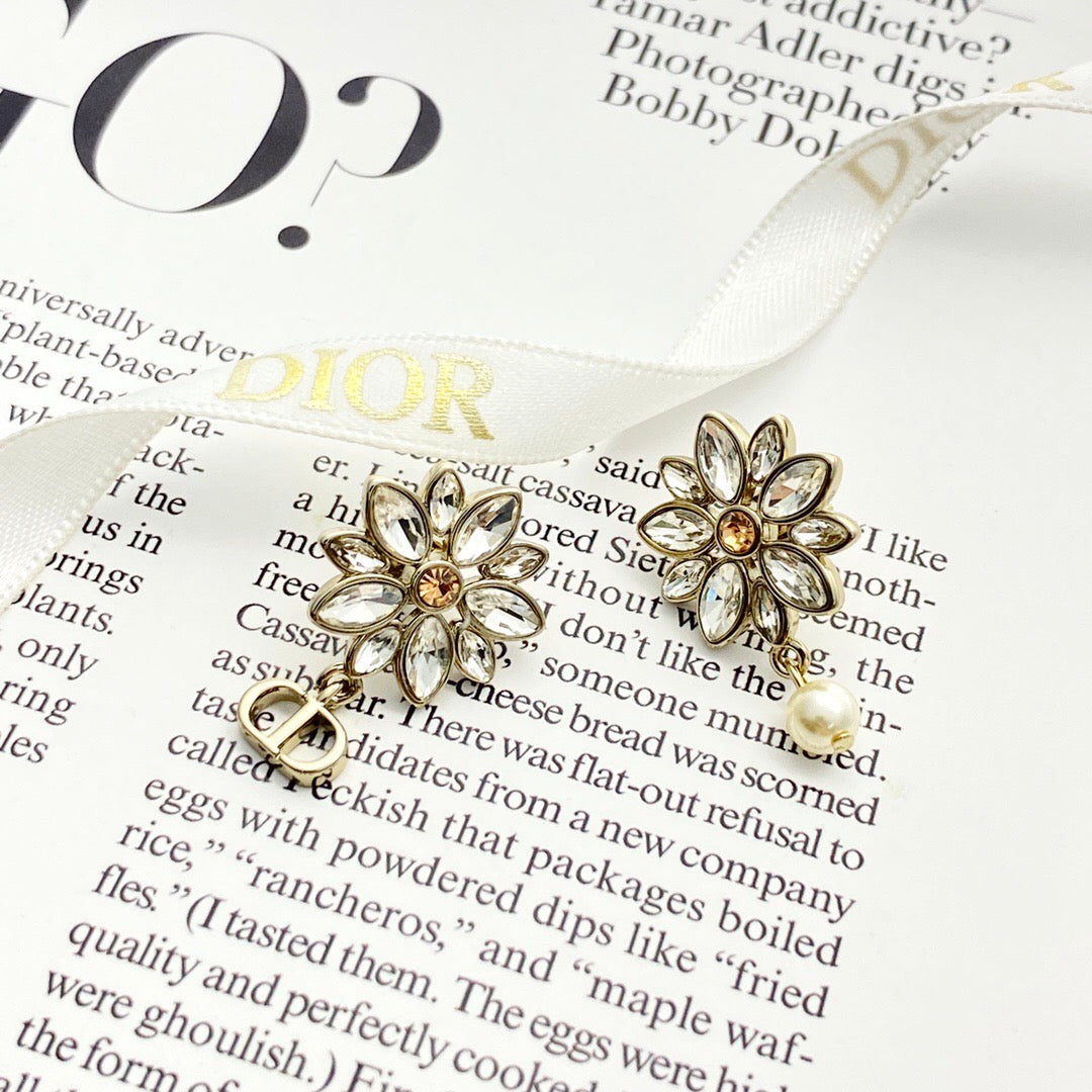 25FW NEW Sweet Stud Earrings with Full Rhinestone Embellishment