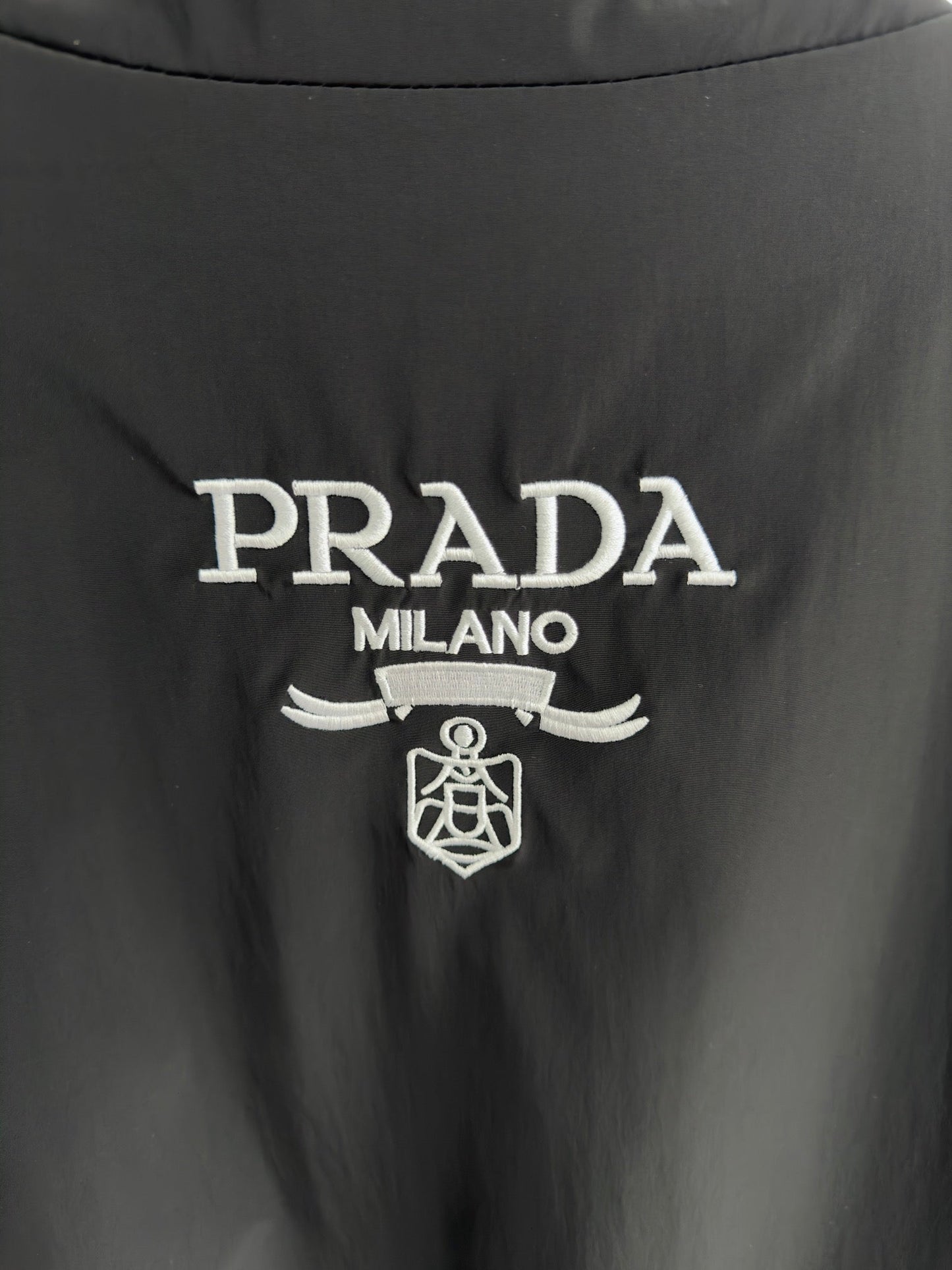 Chaqueta con logo metálico triangular.