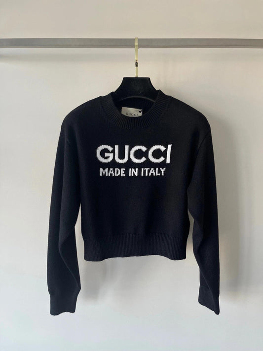 Suéter de punto clásico y versátil con logotipo en el pecho.