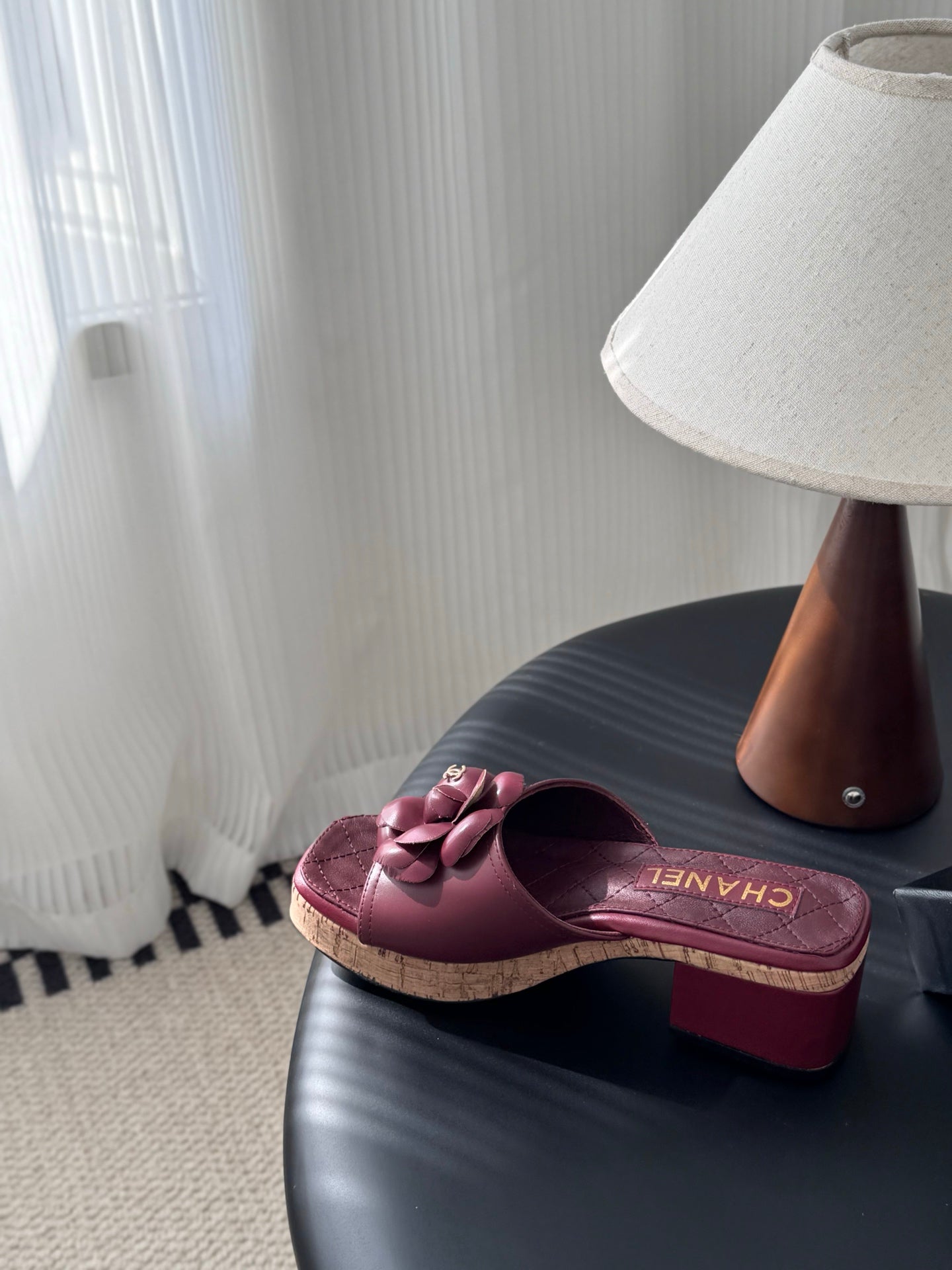 26SS Kamelien-Sandalen mit seitlichen Riemen