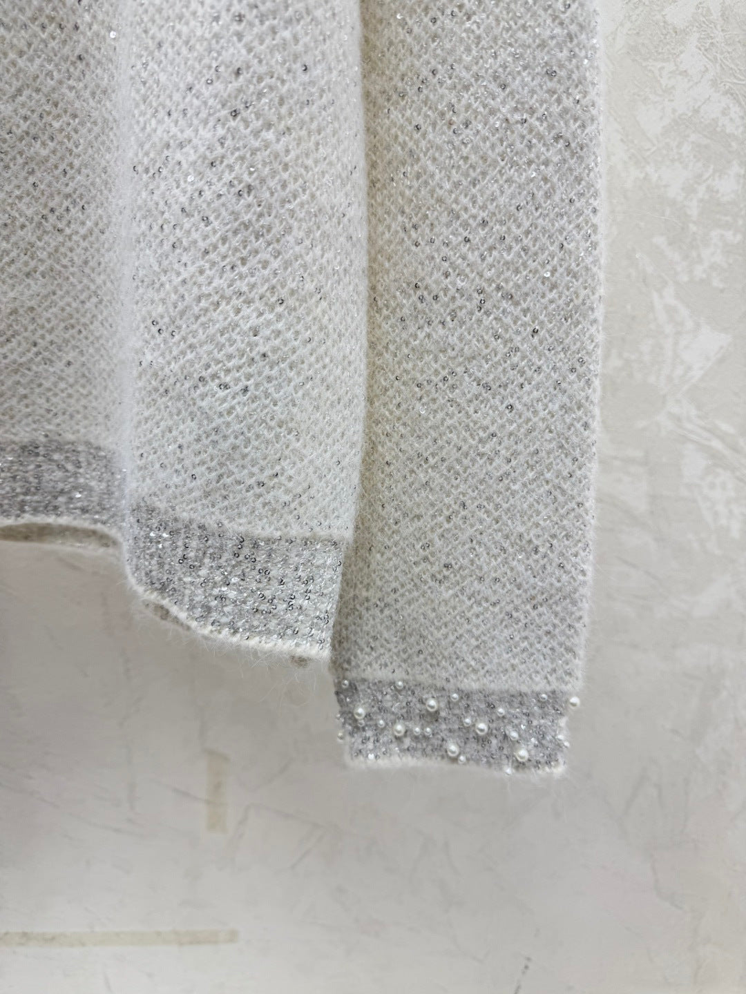 26SS NEU Schwer bestickter V-Ausschnitt Strickpullover mit langen Ärmeln