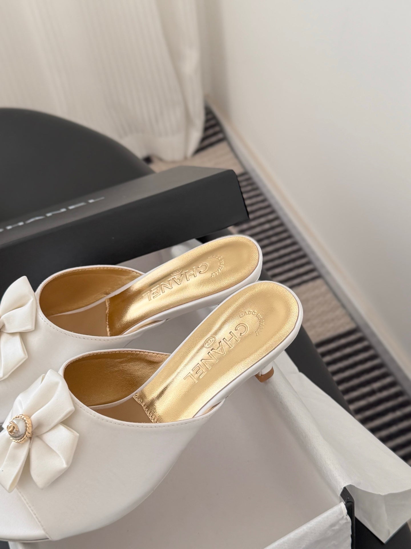 26SS NEUE Kitten-Heel-Pantoletten (Absatzhöhe: 4,5 cm)