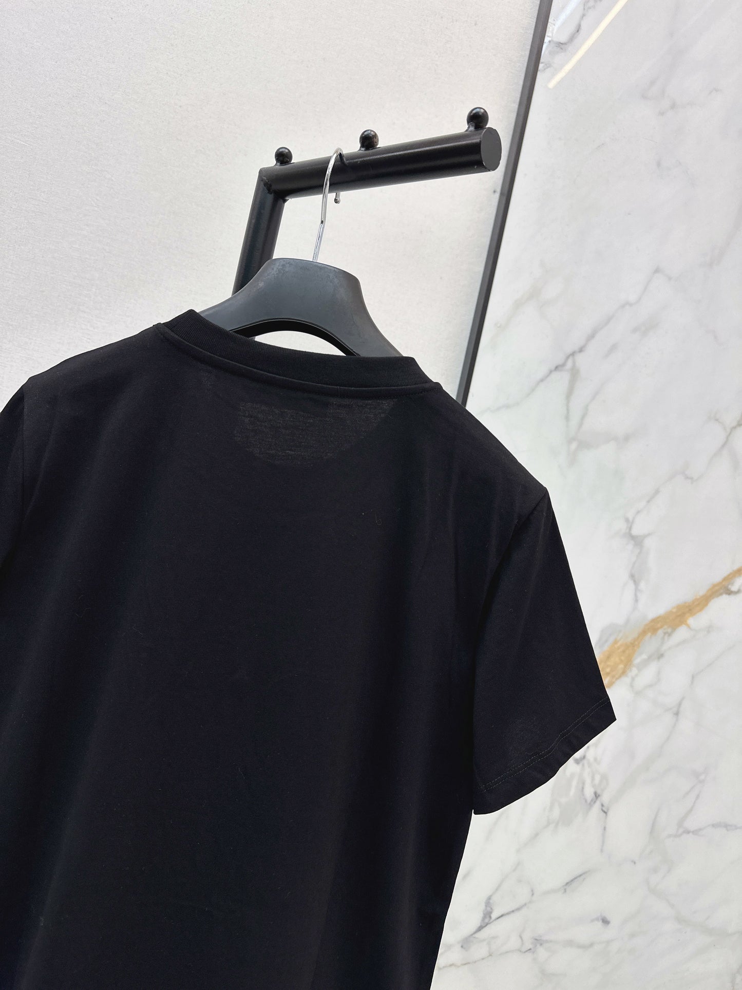 26SS NEUE T-Shirts mit 3D-Stickerei und Perlenbesatz