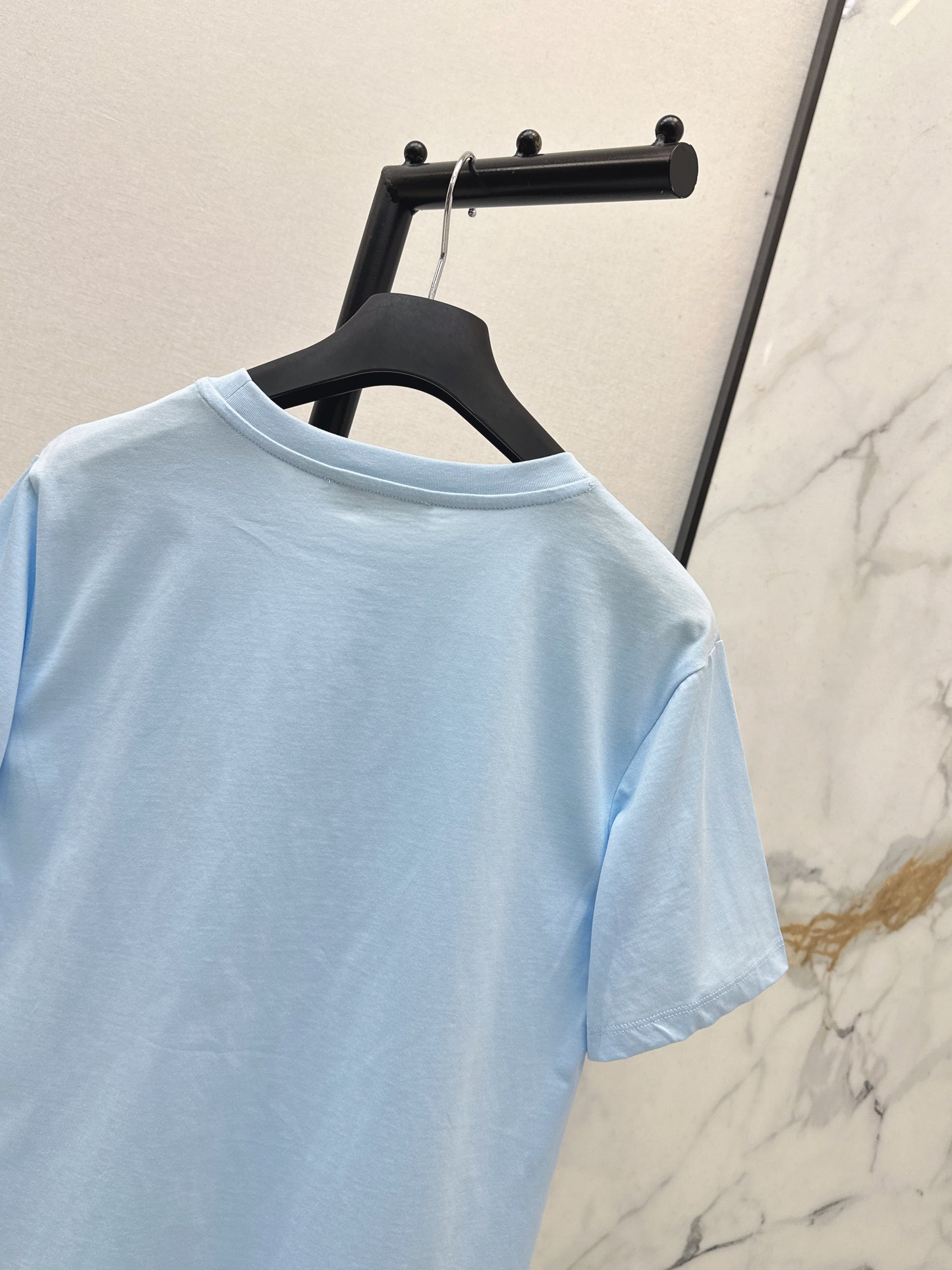 🔥HEISS🔥 NEUES minimalistisches T-Shirt mit Logo-Stickerei – Frühjahr/Sommer 2026