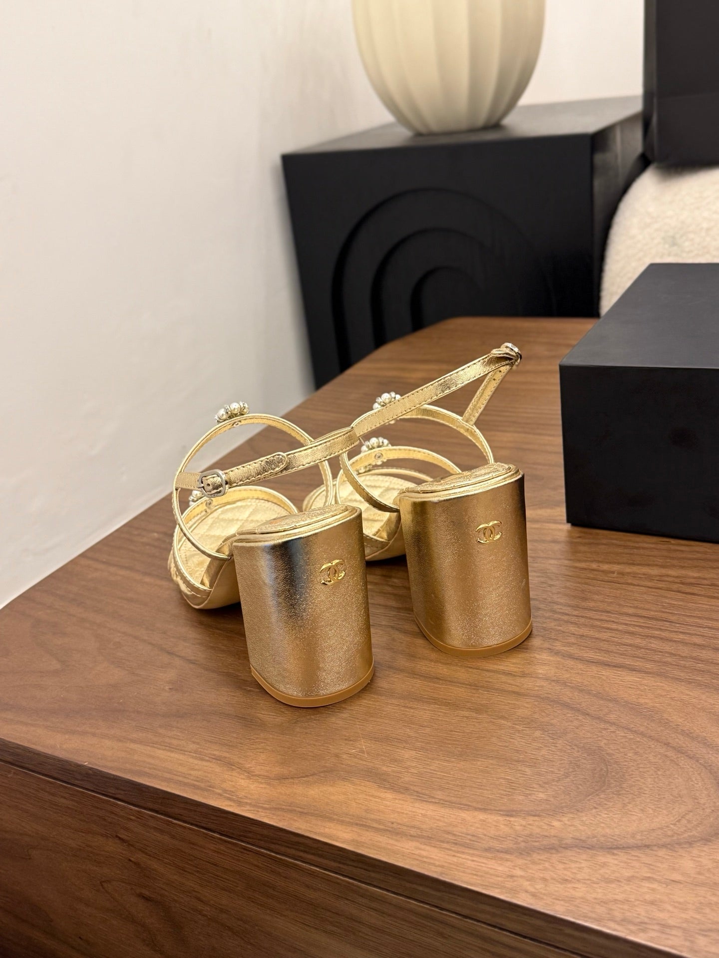 26SS NEU Goldene Kamelien-Perlen-Sandalen (Absatzhöhe: 9,5 cm)