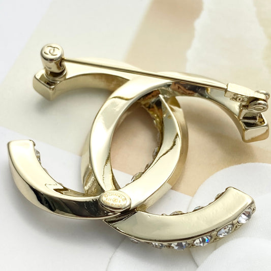 26SS NEU Doppel C gedrehte Diamantbrosche