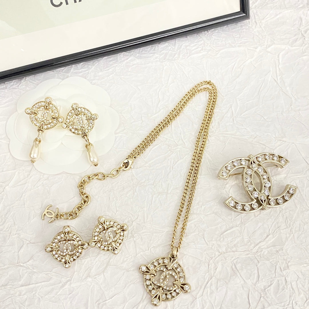 26SS NEUE Hohl-Strass-Doppel-C-Brosche