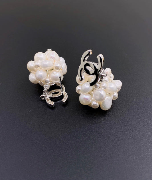 🔥HOT🔥26SS NEW White gold cc shaped pearl earrings
