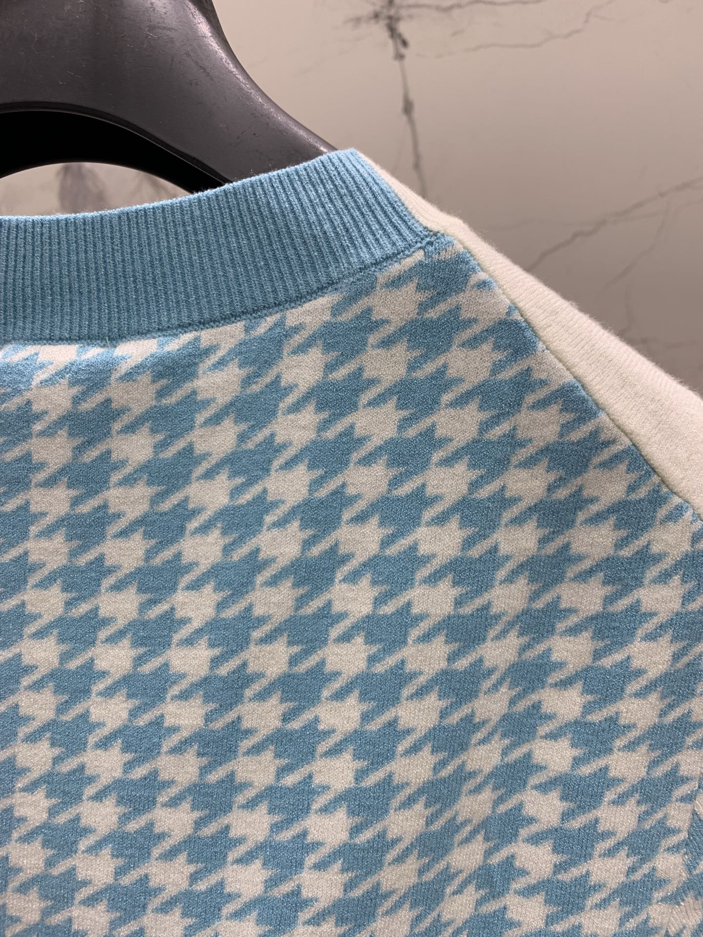 26SS NEUES Klassisches Hahnentritt-Jacquard-Colorblocking-Maschenkurzarm mit Schleife und Schriftzug