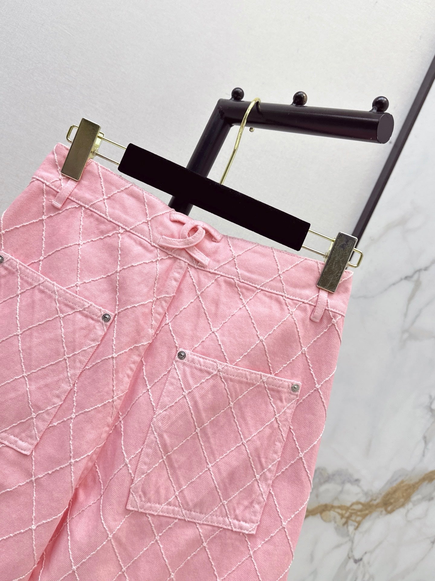 26FW New Coco Beach Collection: Denim mid-length shorts featuring intricate embroidery and diamond-pattern stitching💞