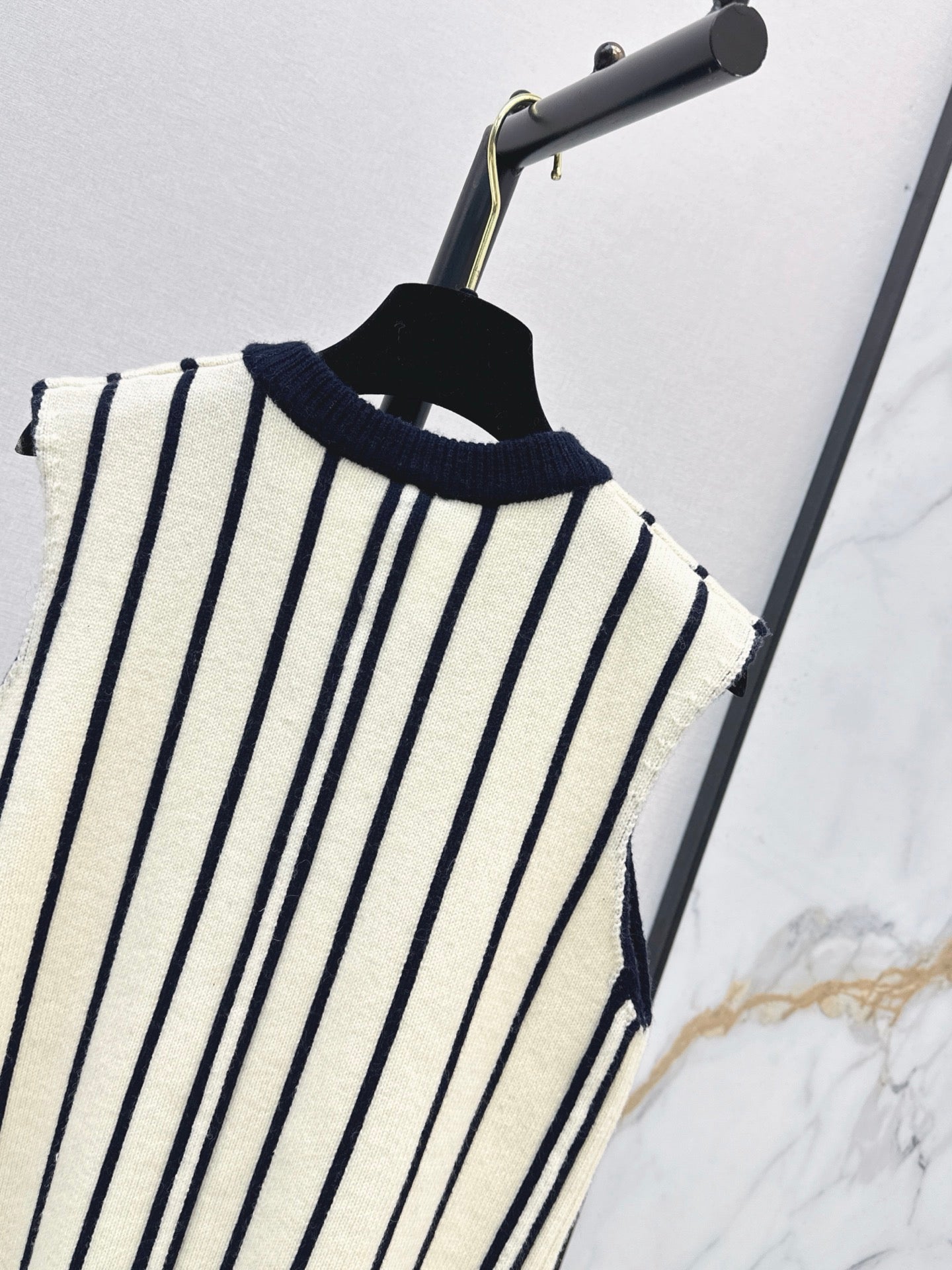 26FW New Vertical-Stripe V-Neck Knit Vest 🖤