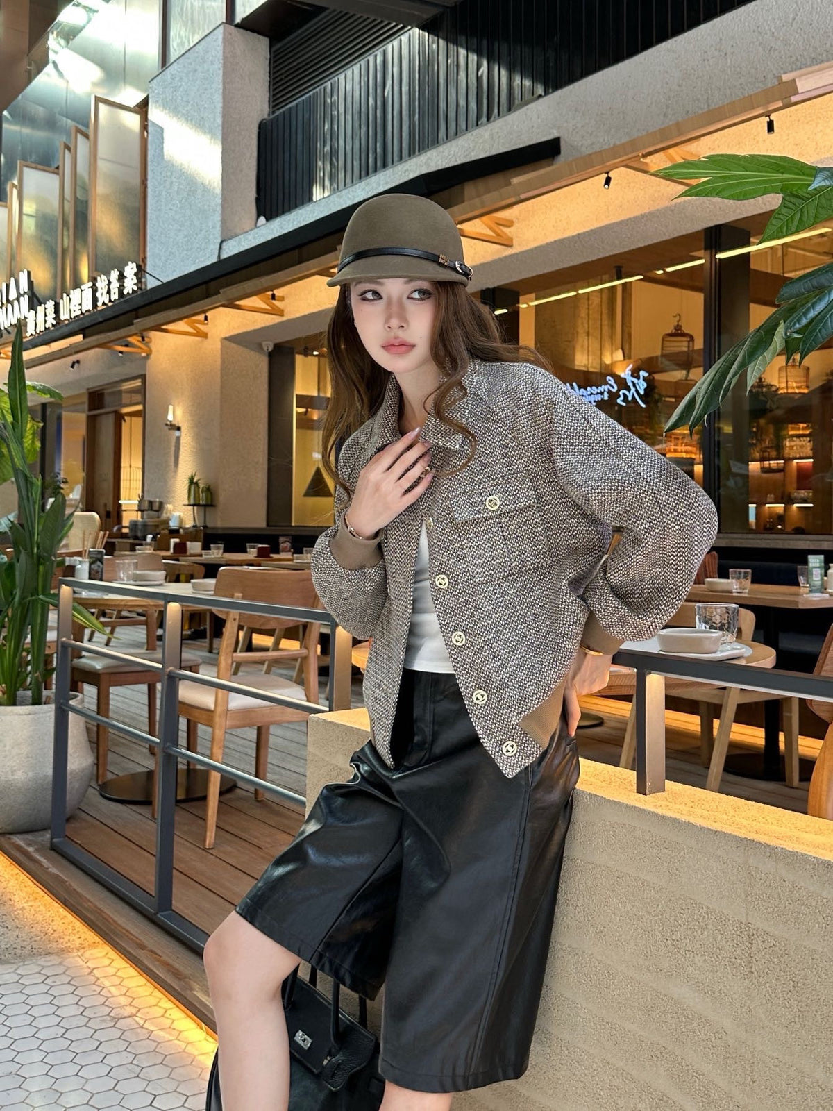 26FW New Tweed Cropped Jacket with Gold-Tone Accents 🤎