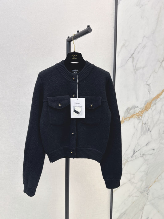 26FW New Crew-Neck Cardigan with Dual Pocket Detailing 🤍🖤