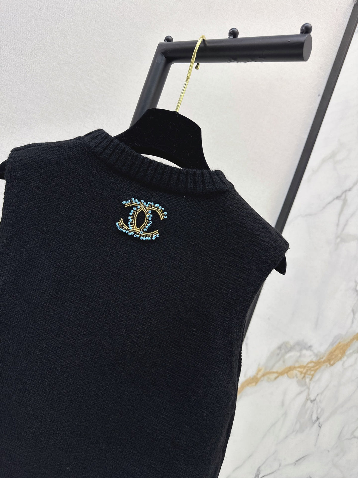 26FW New Crew-Neck Sleeveless Knit Top 🖤