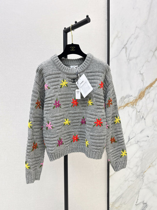 26FW New Crew-Neck Knit with 3D Floral Embellishments 🤍🩶🖤