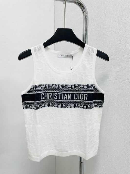 Weste mit dunklem Logo auf der Brust