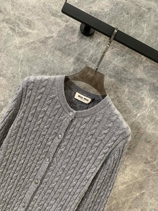 Cárdigan de punto torcido sencillo con intarsia y logotipo de cachemira