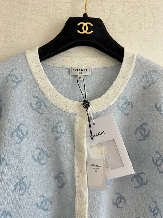 Cárdigan de punto de manga larga con logotipo en color claro