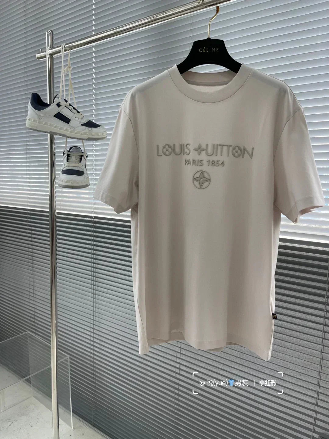 camiseta de cuello redondo bordada