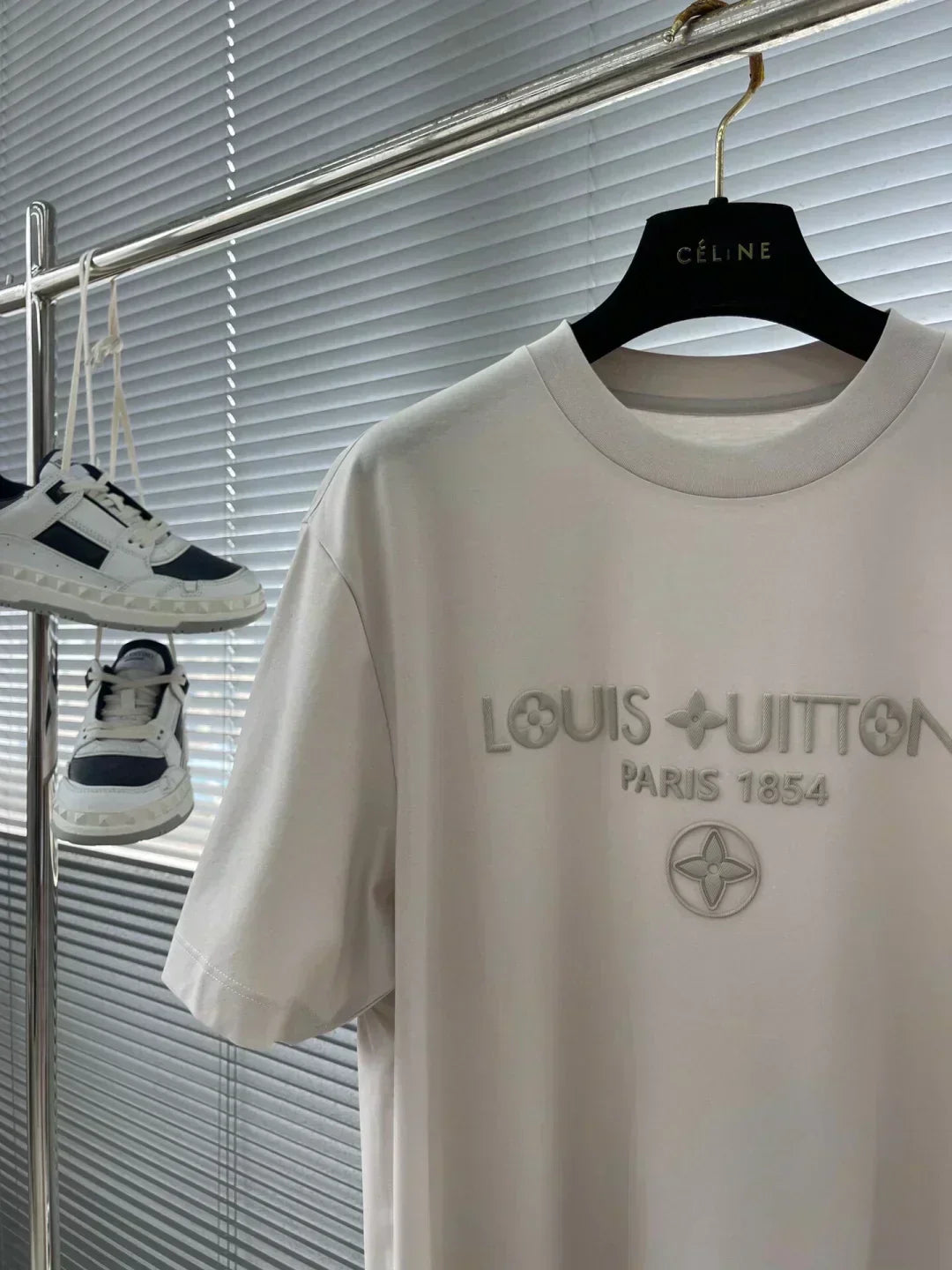 camiseta de cuello redondo bordada