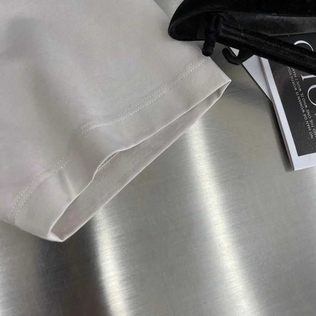 camiseta de cuello redondo bordada