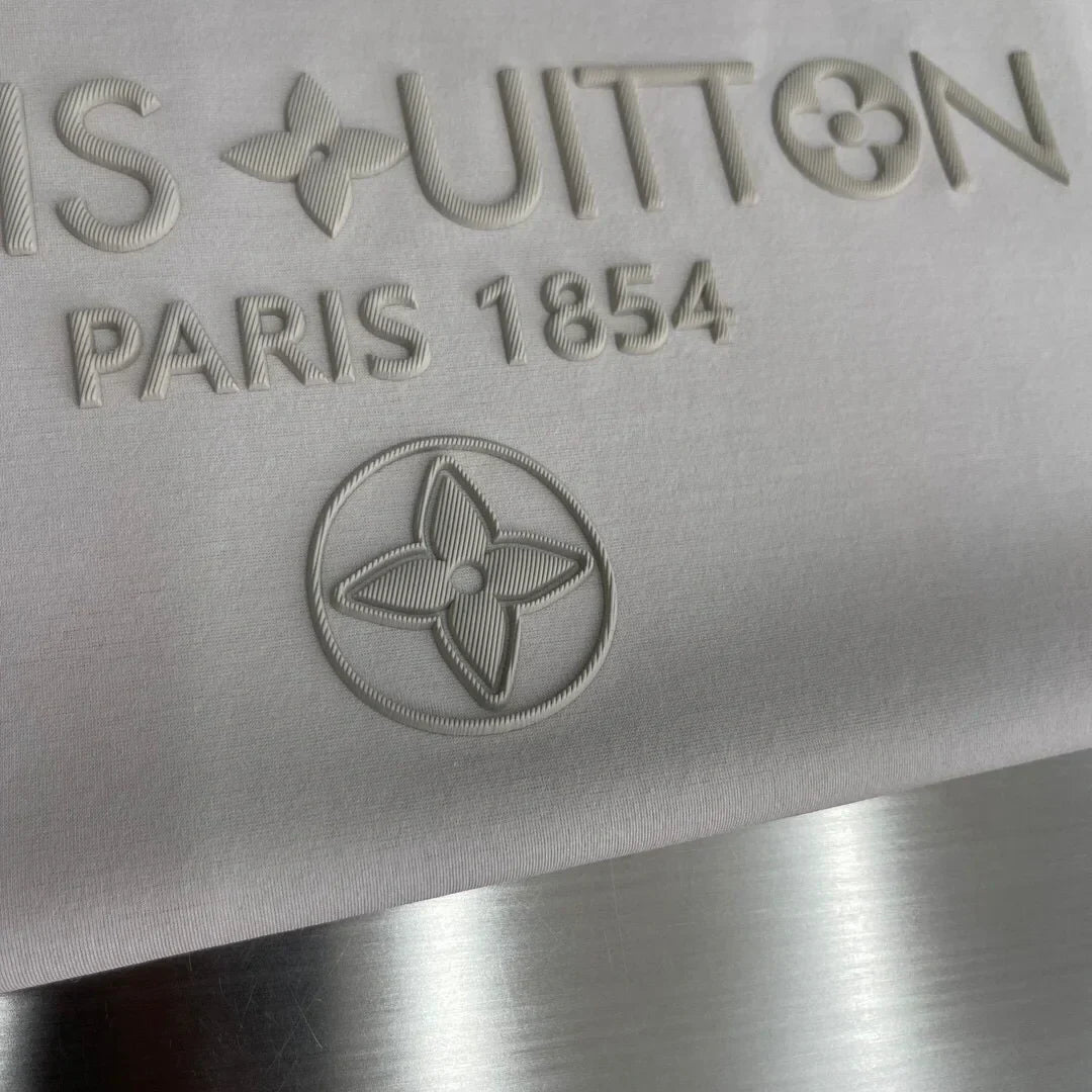 camiseta de cuello redondo bordada