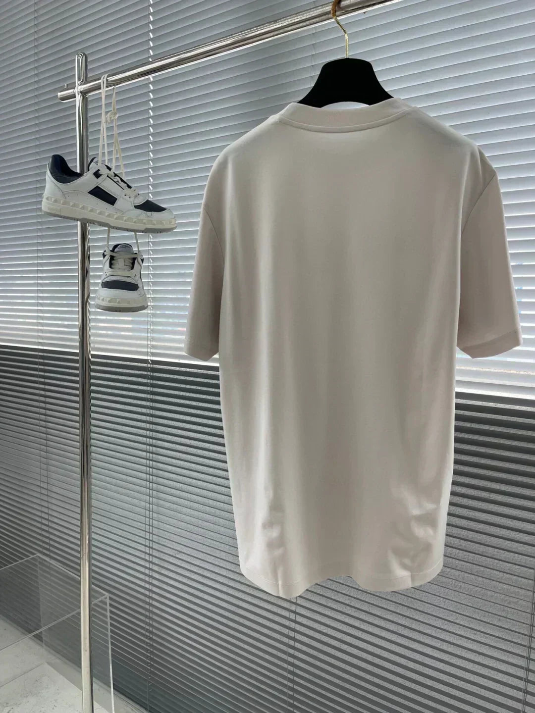 camiseta de cuello redondo bordada