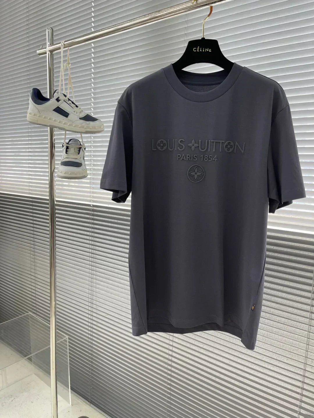 camiseta de cuello redondo bordada