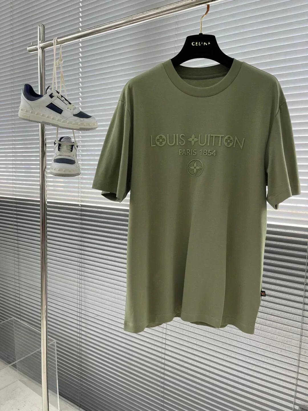 camiseta de cuello redondo bordada